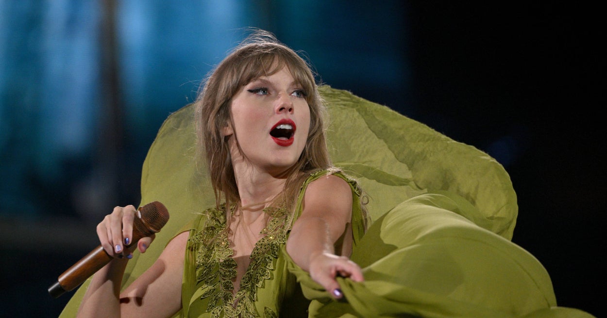 Taylor Swift Is Really Freaked Out By Fans Throwing Stuff On Stage