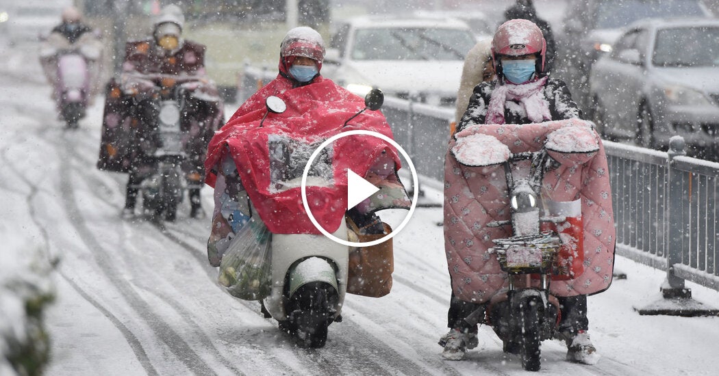 Heavy Snow in China Disrupts Holiday Travel